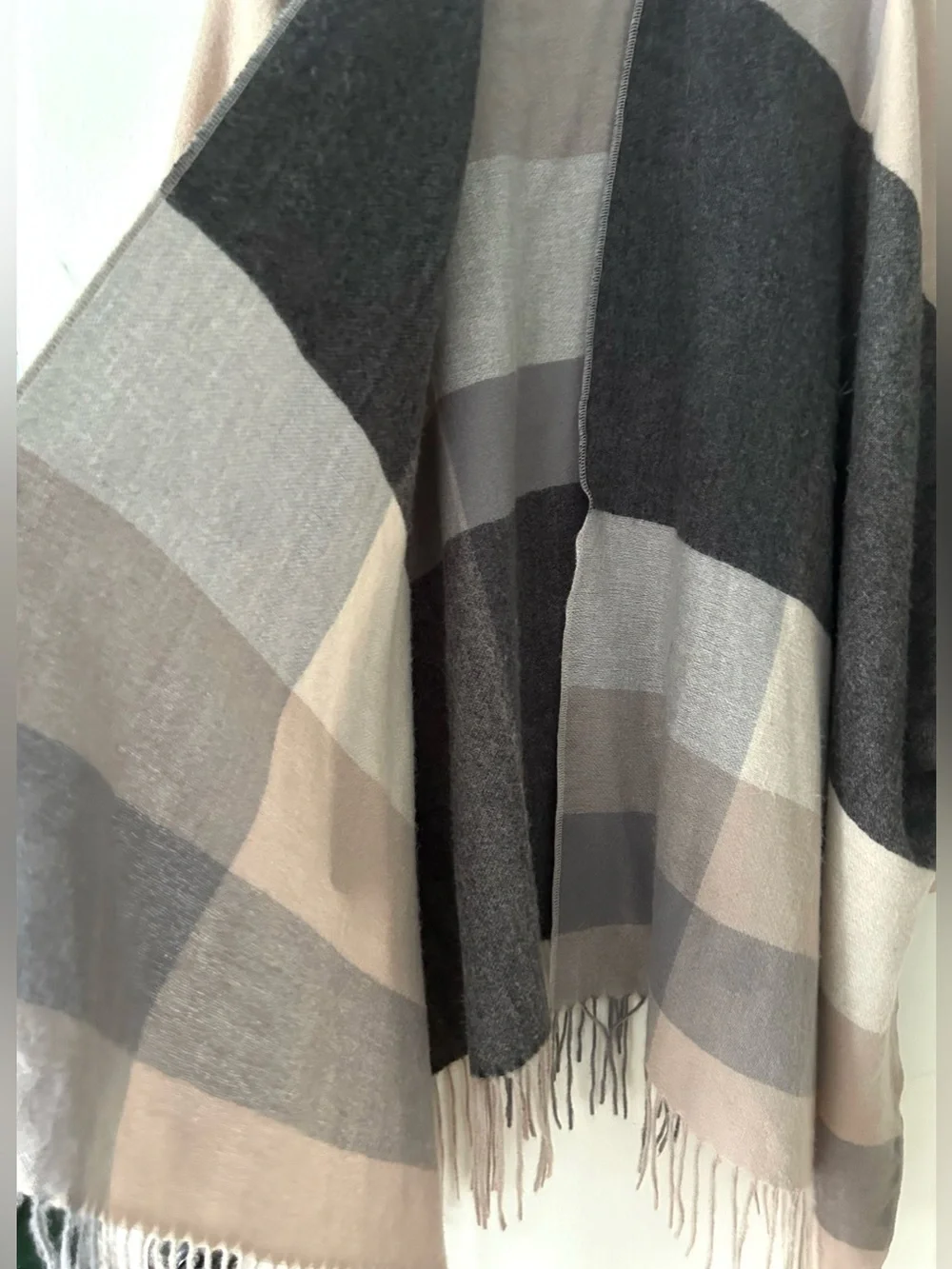 Wrap/Cape - Picture 3 of 6